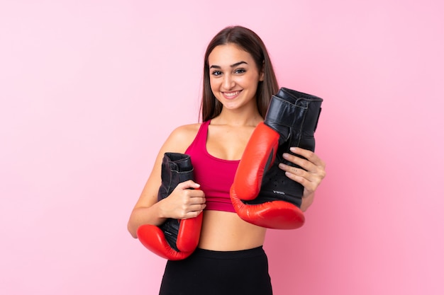 Chica joven deporte con guantes de boxeo