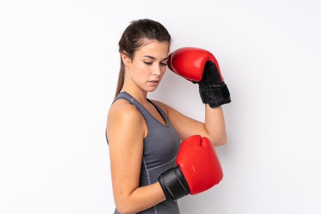 Chica joven deporte sobre pared blanca aislada