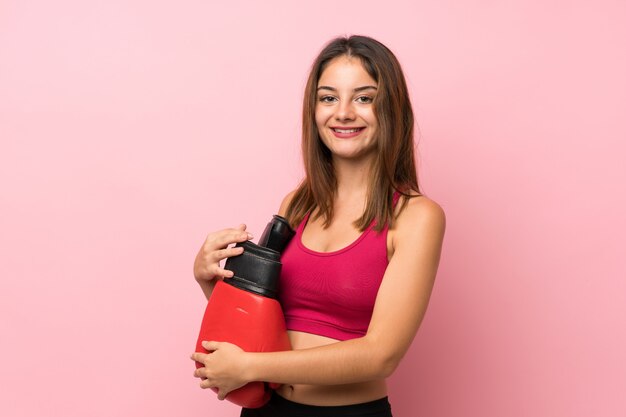 Chica joven deporte sobre rosa aislado con guantes de boxeo