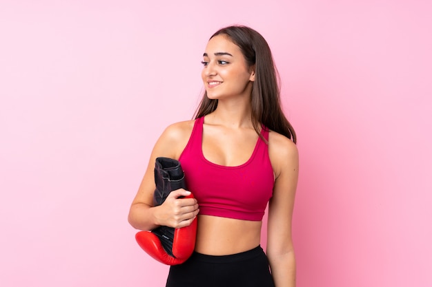 Foto chica joven deporte sobre rosa aislado con guantes de boxeo