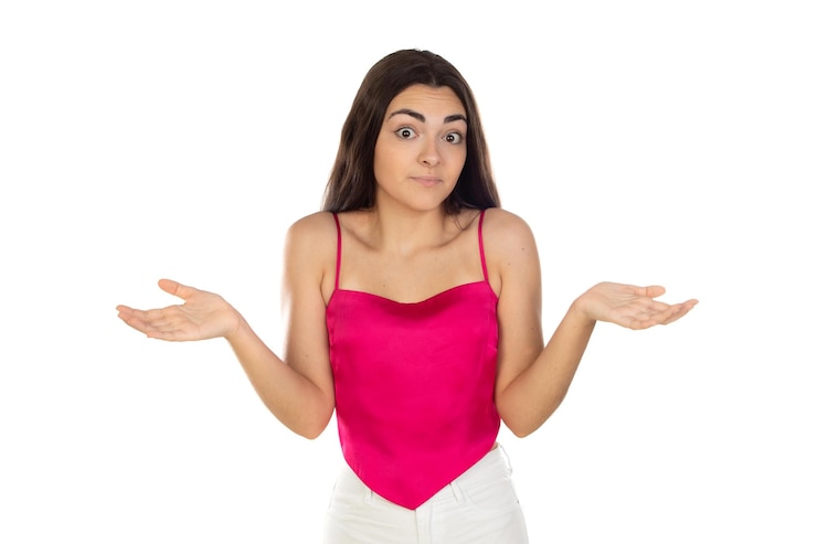 Foto chica joven divertida insegura encogiéndose de hombros no puedo elegir producto o servicio no tengo idea