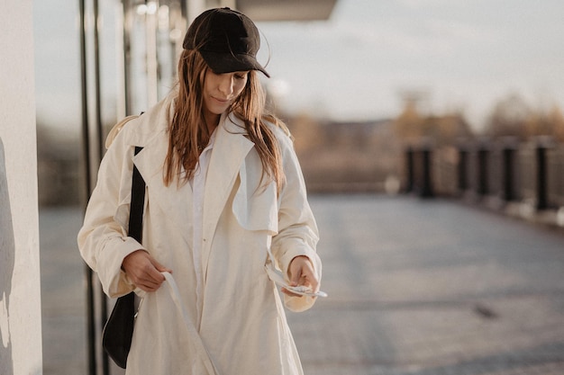 Chica joven y elegante en la calle moda mujer hermosa caminando por la ciudad foto de alta calidad