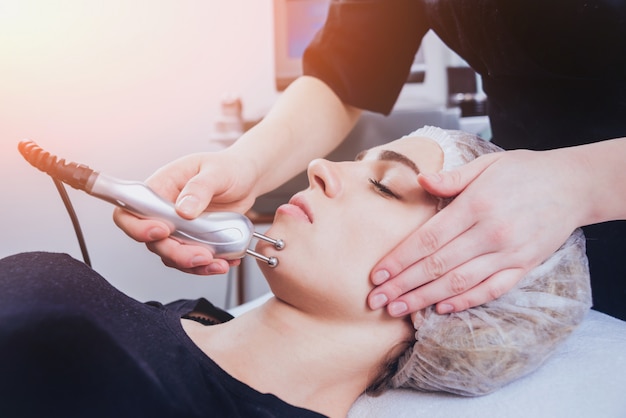 Chica joven es relajante en el spa.