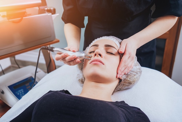 Chica joven es relajante en el spa.