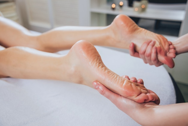 Chica joven es relajante en el spa.