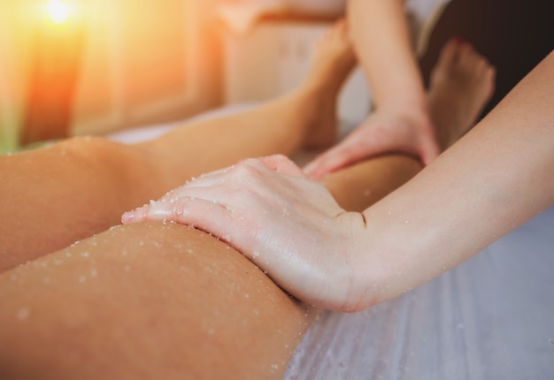 Chica joven es relajante en el spa.