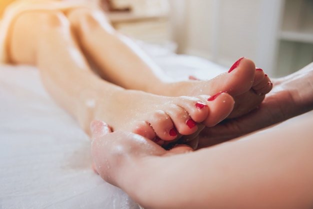 Chica joven es relajante en el spa.