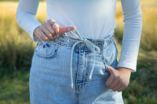 Chica joven en estilo de vida de jeans azules