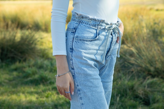 Chica joven en estilo de vida de jeans azules