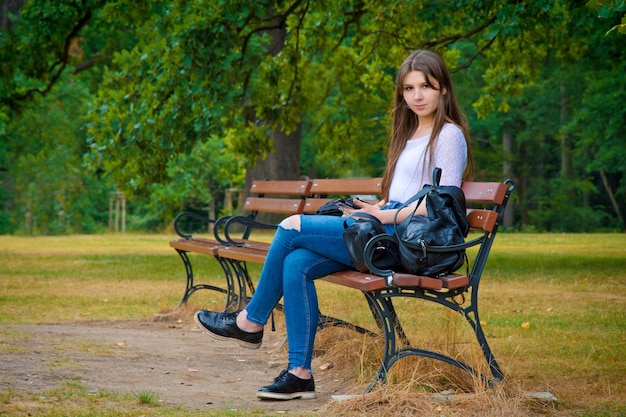 Foto chica joven estudiante en el campus.