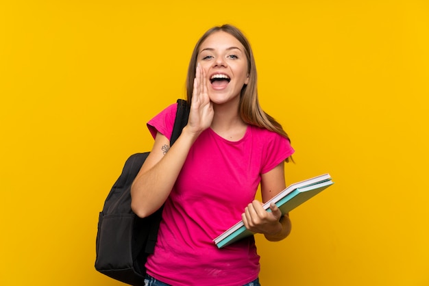 Chica joven estudiante gritando con la boca abierta