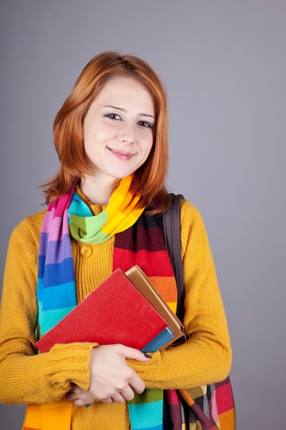 Chica joven estudiante con libros.