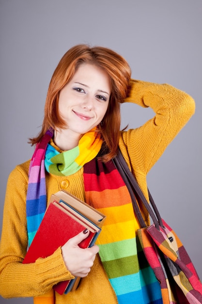 Chica joven estudiante con libros.