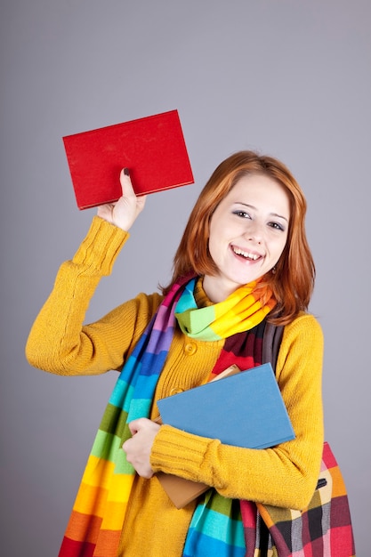 Chica joven estudiante con libros.