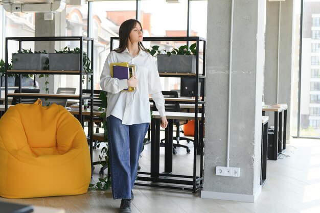 Chica joven estudiante en la universidad