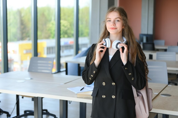 Chica joven estudiante en la universidad