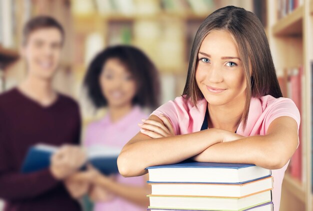 Chica joven estudiante vistiendo sudadera con capucha naranja aislado en blanco