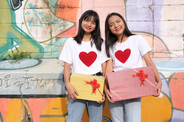 Chica joven feliz con caja de regalo