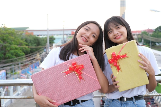 Chica joven feliz con caja de regalo