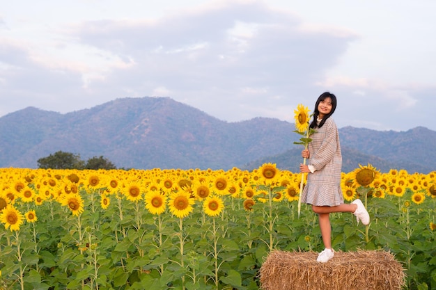 Chica joven feliz con flor