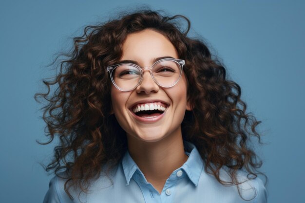 Chica joven feliz con gafas elegantes con cabellos rizados sanos sonrisa blanca con dientes riendo retrato de la cabeza de una mujer bonita optimista con gafas divirtiéndose descuento en la tienda de gafas IA generativa