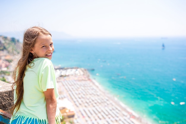 Chica joven en el fondo del mar Mediterráneo y el cielo.