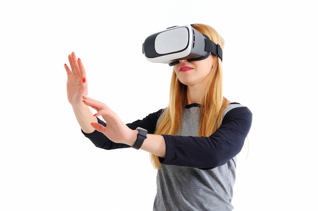 Chica joven con gafas de realidad virtual sobre blanco