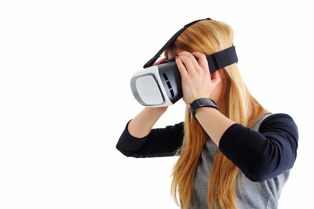 Chica joven con gafas de realidad virtual sobre blanco