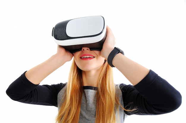 Chica joven con gafas de realidad virtual sobre blanco