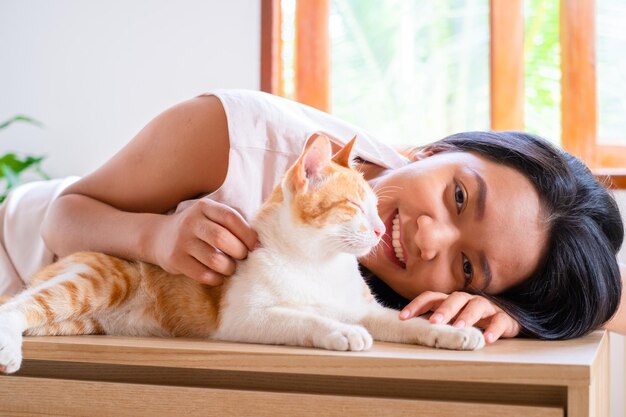 Chica joven con un gato en casa