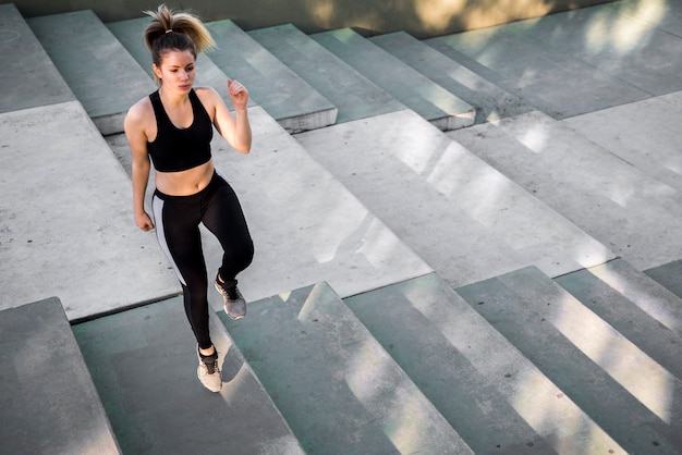 Chica joven haciendo ejercicio en la calle