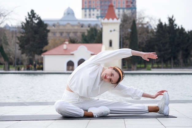 Chica joven haciendo meditación de yoga en el parque Foto de alta calidad