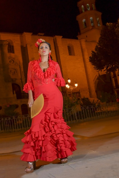 Chica joven con un hermoso vestido de Sevilla.