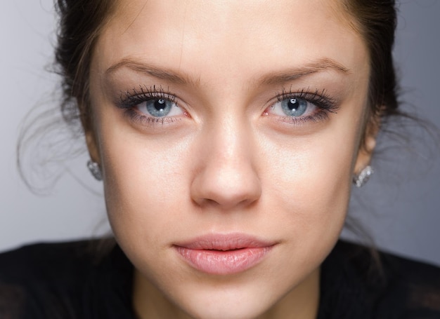 Una chica joven con hermosos ojos mirando a la cámara.