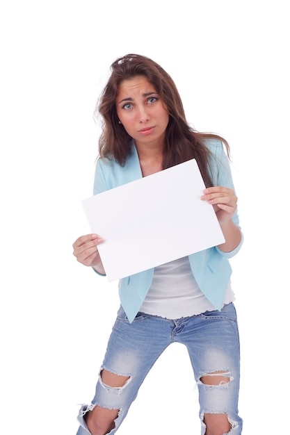 Chica joven con la hoja de papel en blanco