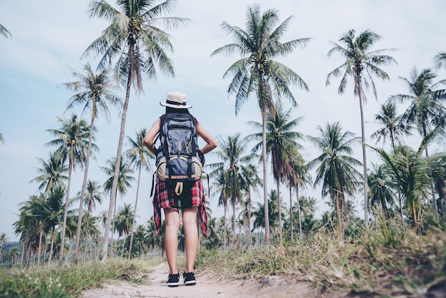 Chica joven inconformista con mochila disfrutando de hermosa bluesky y naturaleza