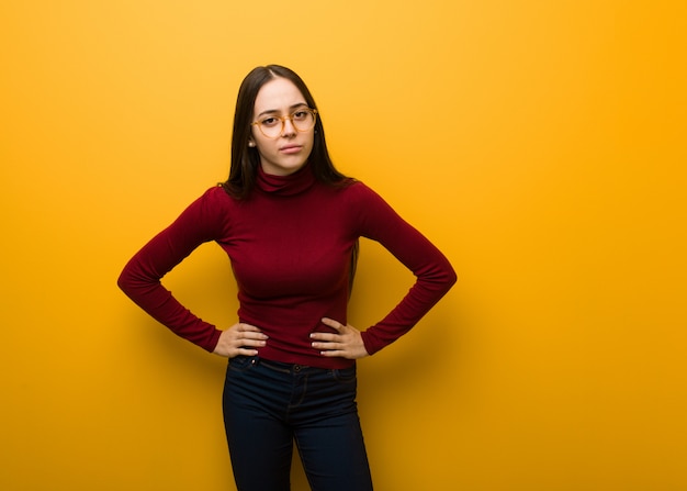 Chica joven intelectual regañando a alguien muy enojada