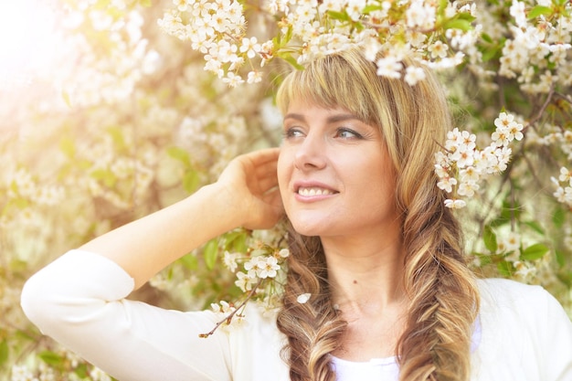 Chica joven en un jardín de primavera