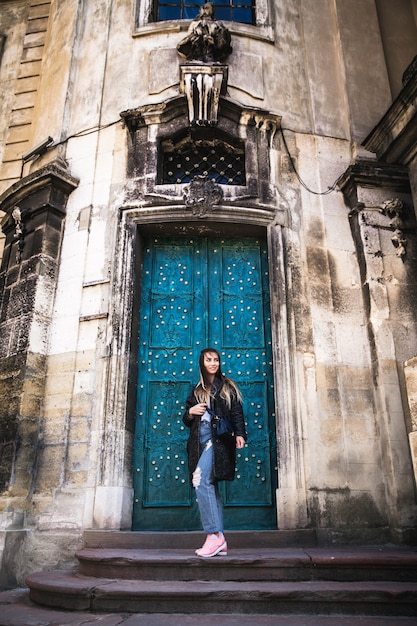 Chica joven junto a la puerta de madera