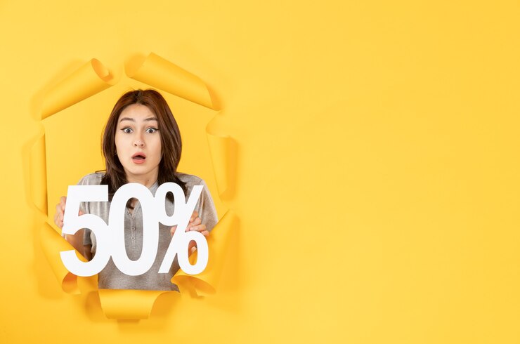 Chica joven con letrero de inscripción en papel amarillo rasgado venta de compras de fondo