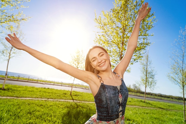 Foto chica joven libre feliz en vestido largo chica romántica de belleza al aire libre mujer