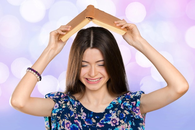 Chica joven con libro