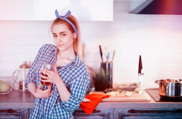 Foto una chica joven linda en la cocina prepara la comida