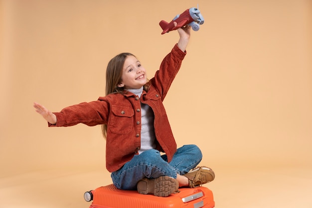 Chica joven lista para viajar de vacaciones con maleta