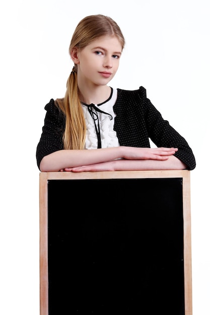 Chica joven con las manos en el tablero negro