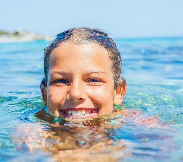 Chica joven en el mar