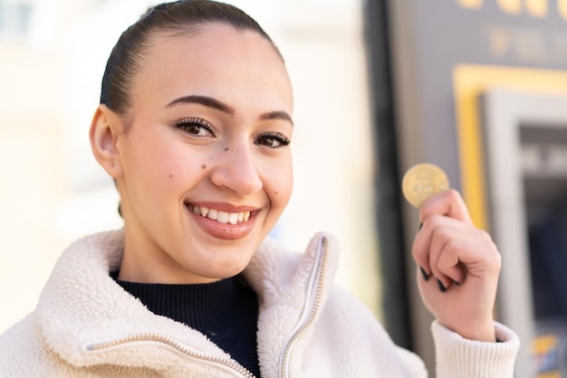 Chica joven marroquí al aire libre sonriendo mucho