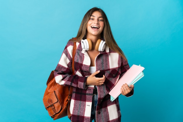 Chica joven con una mochila y cuadernos