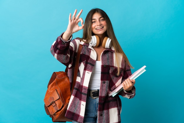 Chica joven con una mochila y cuadernos