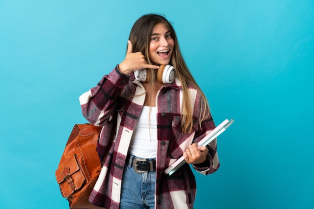 Chica joven con una mochila y cuadernos